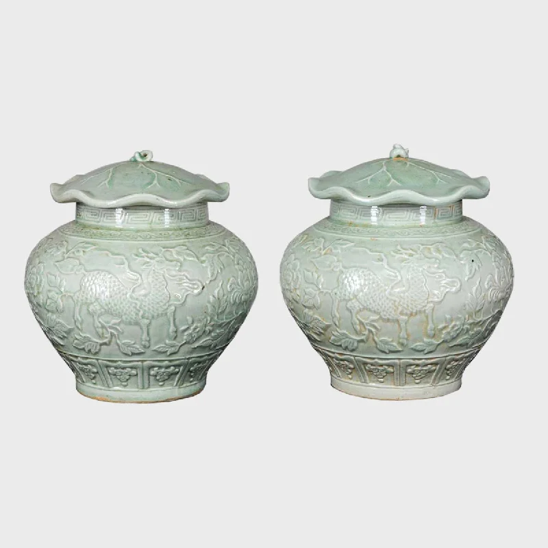 Pair of two Chinese Ceramic Vases with Lid, Hand-Painted Soft Green Frosted Motif