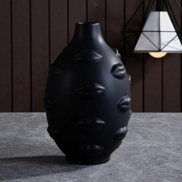 Black Kiss Vase